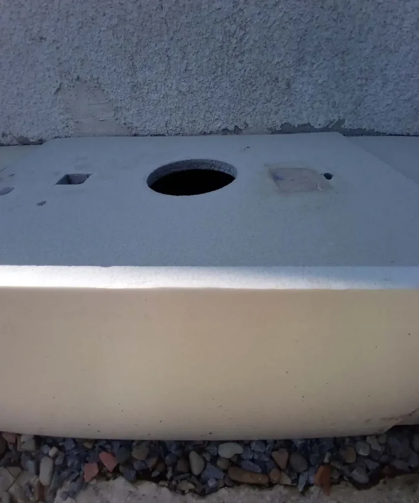 Hydroponic reservoir insulated with XPS foam panels to reduce water temperature.